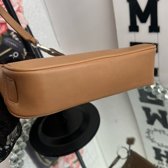 Coach vintage Hampton Demi Tan Leather shoulder bag 9" x 4.75" × 2.5"
6.5" - Picture 8 of 11
